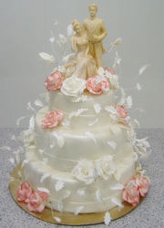 Трехъярусный свадебный торт с розами